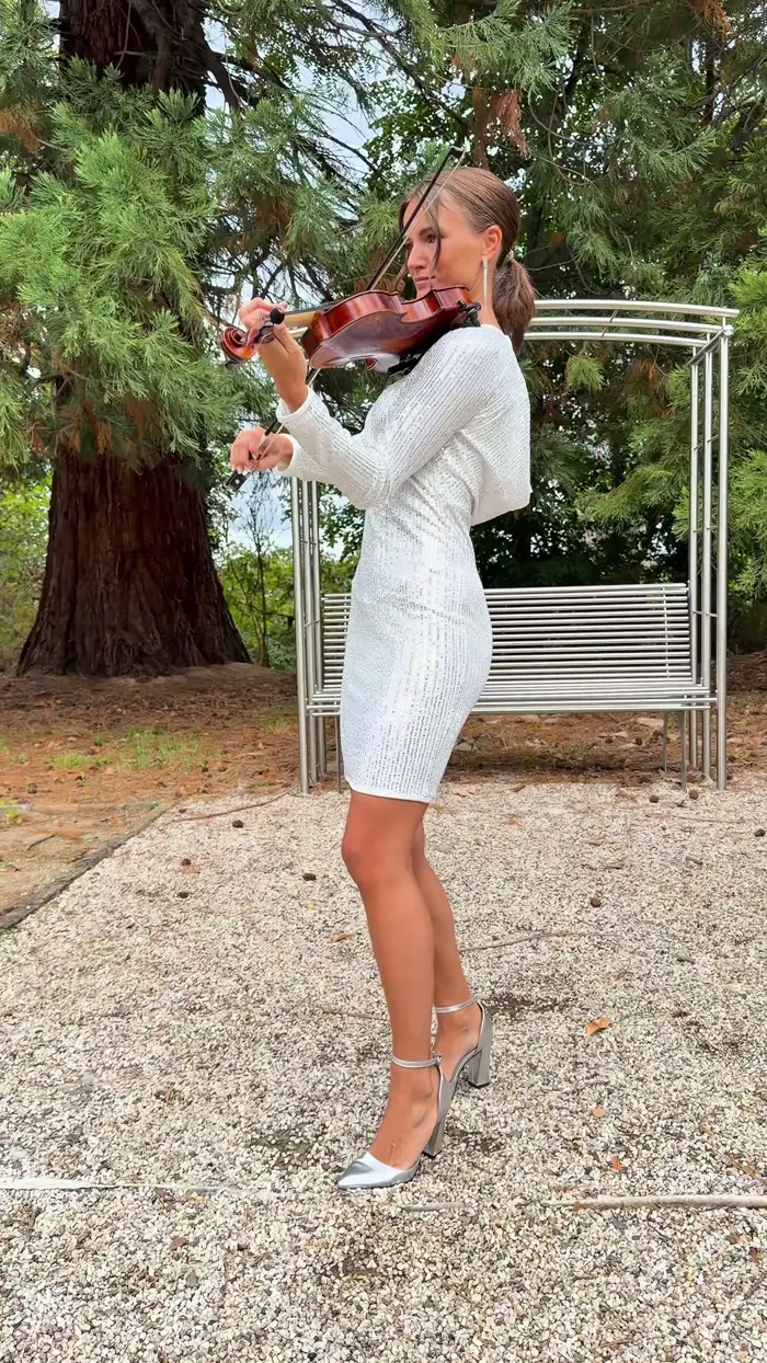 Galina Friesen im Profil mit Violine im Park — Hochzeitsmusik im Rhein-Main-Gebiet