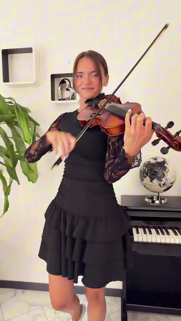 Galina Friesen spielt Violine im schwarzen Kleid am Klavier — Klangbeispiel abspielen